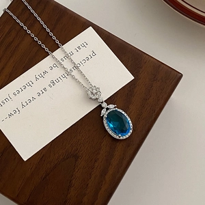 Élégant collier en argent avec pendentif saphir bleu ovale et halo de diamants