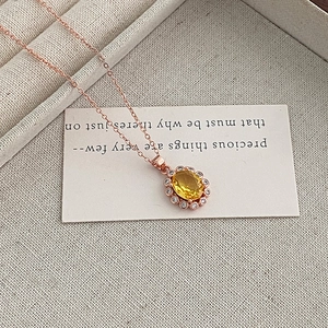 Élégant collier fleur en or rose avec pendentif citrine jaune ovale et accent halo diamant
