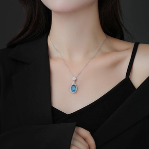 Élégant pendentif en saphir bleu avec halo de diamants sur chaîne argentée pour femme
