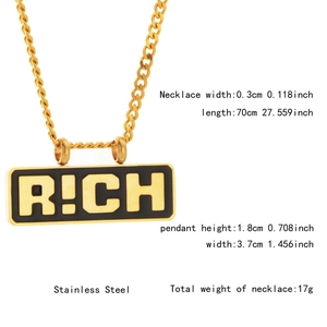 Détail du pendentif R!CH avec dimensions sur une chaîne cubaine en acier doré