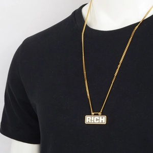Collier gourmette dorée style hip-hop avec pendentif rectangulaire noir marqué RICH