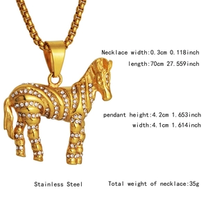 Nahaufnahme von Zebra-Anhänger aus Edelstahl in Gold mit weißen Zirkonsteinen und Abmessungen