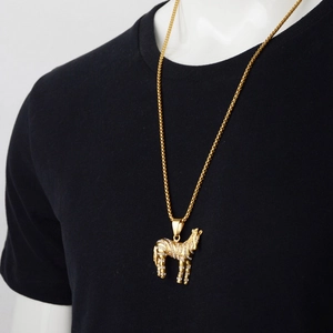 Hiphop-Halskette mit goldenem Zebra-Anhänger und weißen Strasssteinen an einer Box-Kette