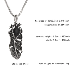 Détail du pendentif plume hiphop en acier inoxydable avec pierre noire et chaîne de 70cm