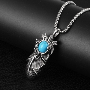 Gros plan détaillé du pendentif plume rétro avec incrustation de turquoise sur cuir