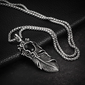 Collier hip hop rétro en acier inoxydable avec pendentif plume et pierre noire élégante