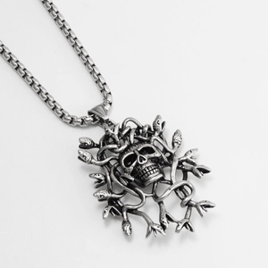 Detail van gotische schedelhanger met slangen en duurzame stalen boxketting
