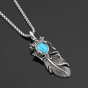 Détail du pendentif plume en argent vintage avec turquoise et chaîne à billes