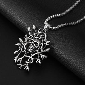 Gothic hiphop Medusa schedel ketting in vintage zilverstaal op een lederen achtergrond
