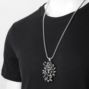 Vintage Medusa schedel hanger ketting van zilver roestvrij staal op zwart shirt