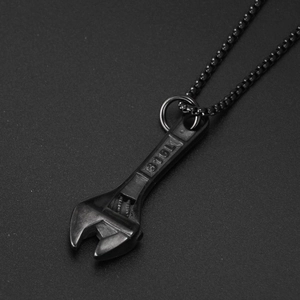 Vue détaillée du pendentif clé noire avec gravure 316L en acier inoxydable et chaîne box