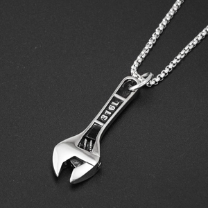 Vue macro du pendentif clé en acier inoxydable 316L avec sa chaîne maille box