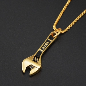 Vue détaillée d'un collier pendentif clé en acier inoxydable 316L fini doré