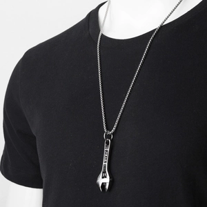 Collier hip hop en acier titane avec un pendentif en forme de clé à molette ajustable
