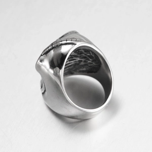 Bague tête de mort hip-hop gothique en acier titane poli avec textures vintage