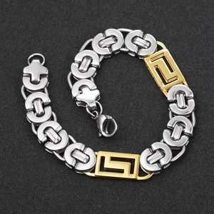 Makroaufnahme von zweifarbigem Edelstahl-Gliederkette mit griechischem Muster und Karabiner