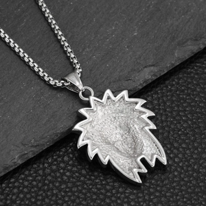 Détail macro du pendentif tête de lion argenté montrant le dos creux et la chaîne box