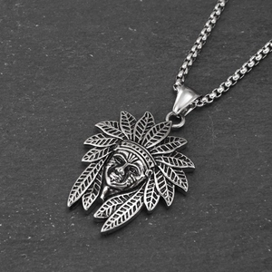 Détail du pendentif chef indien rétro avec finition oxydée et chaîne à mailles