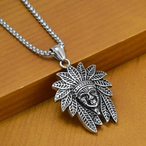 Collier en acier titane avec pendentif de chef indien détaillé et coiffe de plumes