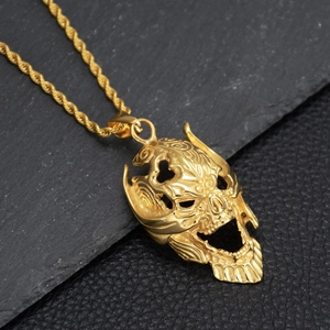 Collier hip hop avec pendentif masque de crâne doré et gravures sur socle en pierre