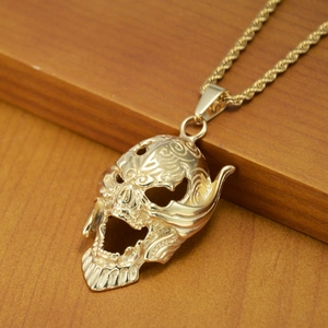 Collier avec pendentif crâne évidé de style hip-hop en finition dorée pour hommes et femmes