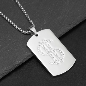 Détail macro du pendentif dollar argenté avec pierres de zircone sur une chaîne box