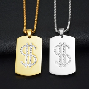 Gros plan de pendentifs signe dollar or et argent sertis de strass étincelants