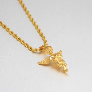 Detalles del colgante de ángel querubín en oro mate con una cadena de cuerda duradera
