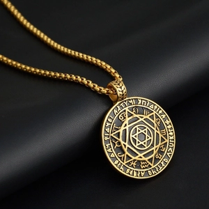 Goldene Edelstahlkette mit Hexagramm-Anhänger und Sternzeichen auf schwarzem Leder