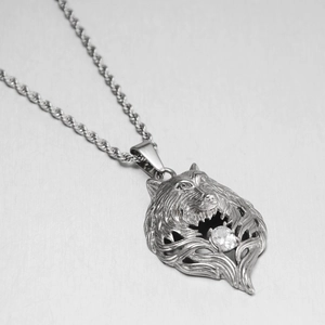 Detailweergave van de hiphop wolfskop hanger met sprankelende zirkoniasteen