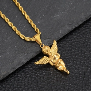 Detalle macro de colgante de ángel dorado tallado en 3D con cadena de cuerda
