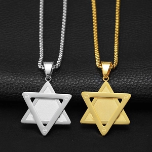 Gros plan de colliers hexagrammes en or et argent avec détails de vis sur cuir noir