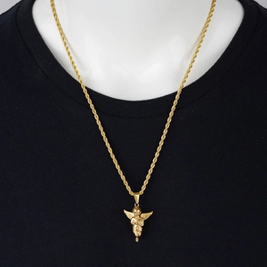 Collar con colgante de ángel en acero al titanio chapado en oro con cadena de cuerda hip hop