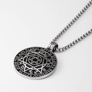 Makroaufnahme von Vintage Edelstahl Anhänger mit Hexagramm und Runengravur auf der Kette
