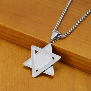 Détail du pendentif hexagramme entrelacé en acier titane avec rivets rétro