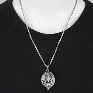 Zilveren wolfskop hanger in hiphopstijl met heldere diamant aan een gedraaide touwketting