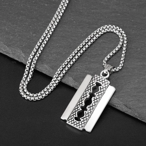 Collana con ciondolo a lama di rasoio in acciaio al titanio lucido con motivo a rombi