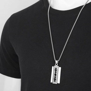 Collana hip hop in acciaio al titanio argento con ciondolo a forma di lama di rasoio testurizzata