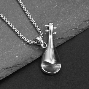 Makro-Detail eines Pipa-Musikinstrument-Anhängers mit polierter Box-Kette aus Edelstahl