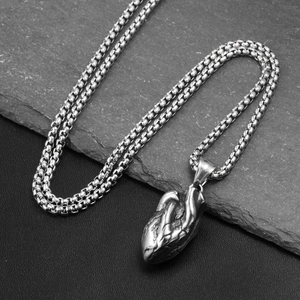 Collier avec pendentif cœur anatomique en acier titane avec chaîne box sur pierre