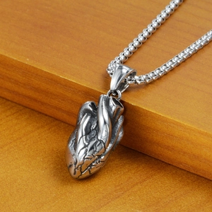 Collier avec pendentif coeur anatomique argenté de style hip-hop en acier poli sur bois
