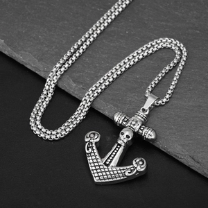 Collana ancora punk vintage con pendente teschio su sfondo di pietra per uomo e donna