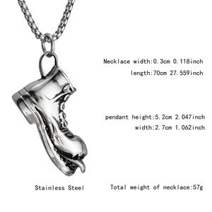 Vue macro du collier pendentif botte en acier inoxydable avec mesures détaillées