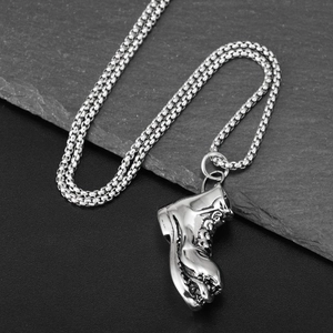 Pendentif botte hip-hop en acier titane avec détails de lacets et chaîne à mailles vénitiennes