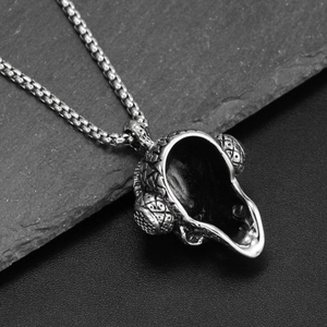 Détail du pendentif tête de chèvre en acier inoxydable vieilli avec chaîne perle