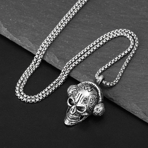 Pendentif crâne hip hop avec casque et chaîne à mailles carrées sur fond d'ardoise sombre
