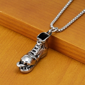 Collier hip hop en acier titane avec pendentif botte, détail crâne monstre et chaîne box