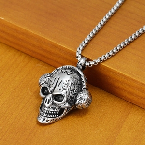 Pendentif crâne avec casque style punk sur une chaîne et fond en bois