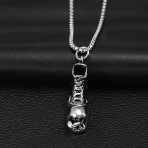 Gros plan d'un collier pendentif baskets hip hop avec des détails de couture en métal