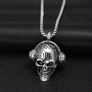 Détail macro du pendentif crâne avec casque et gravures sur fond en cuir noir texturé